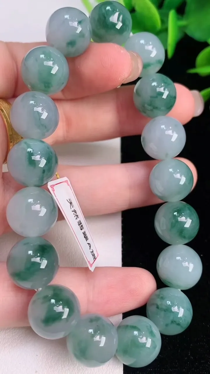 天然A货翡翠种飘花圆珠手串17颗，尺寸12.4，重量:56.79g7月30日
工厂直销收藏佳品,种好水足，色泽均匀，有种有色，上手高大气！