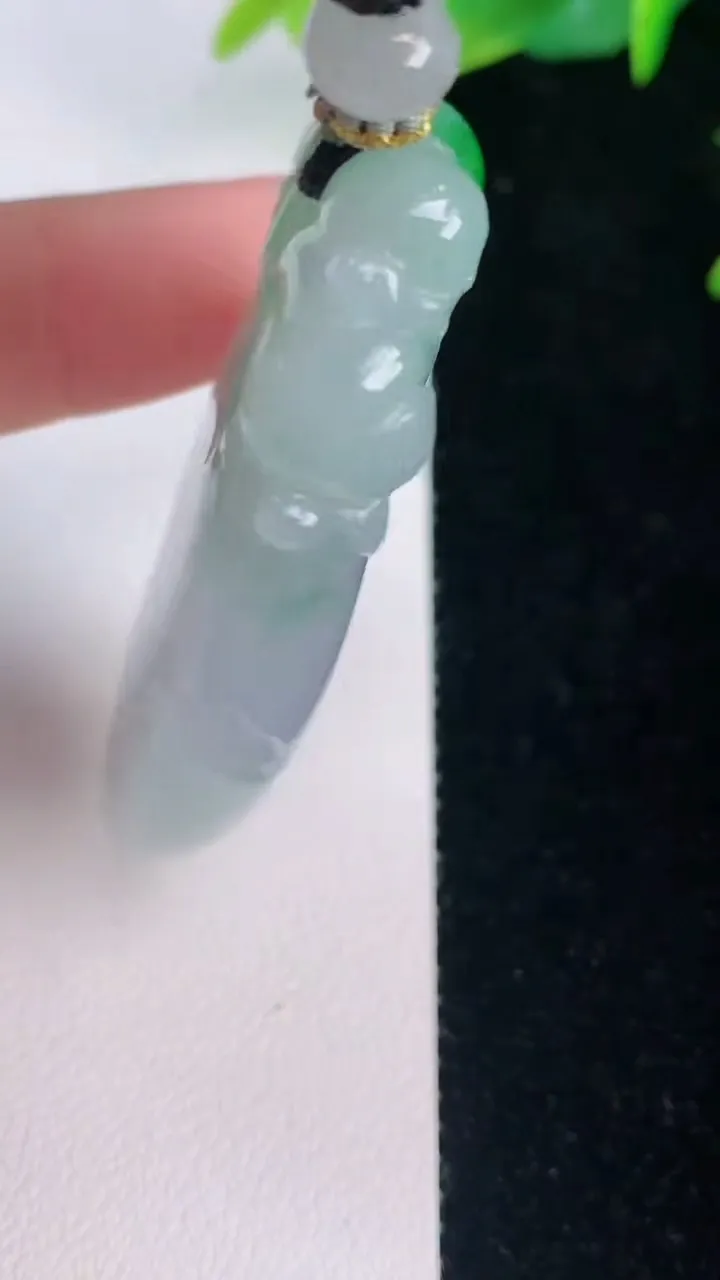 天然A货翡翠灵猴献瑞 福瓜吊坠，尺寸51.3-29.4-10.8，重量:36.36g
7月30日