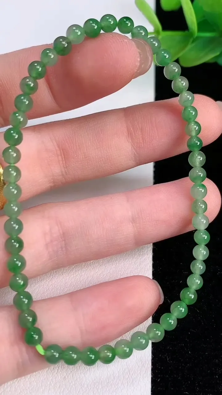 天然A货翡翠小米珠手串，尺寸4，重:5.02g7月30日
工厂直销收藏佳品,种好水足，色泽均匀，有种