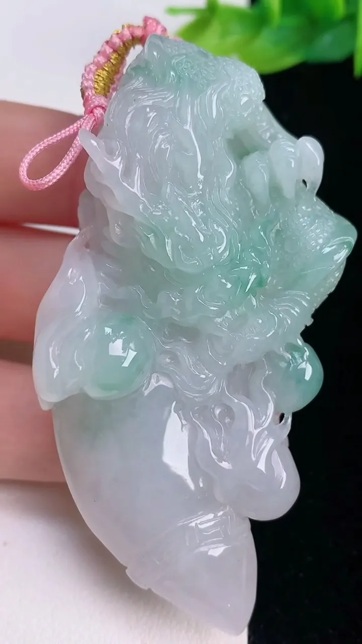 天然A货翡翠龙牌吊坠，尺寸73.7-42.4-18，重量:67.85g
7月30日