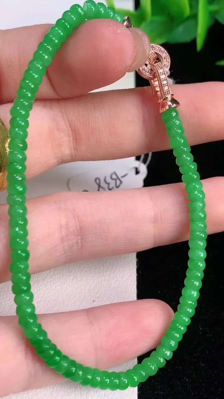 天然A货翡翠算盘珠手串82颗，尺寸3.7-2，重量:6.84g7月30日
工厂直销收藏佳品,种好水足