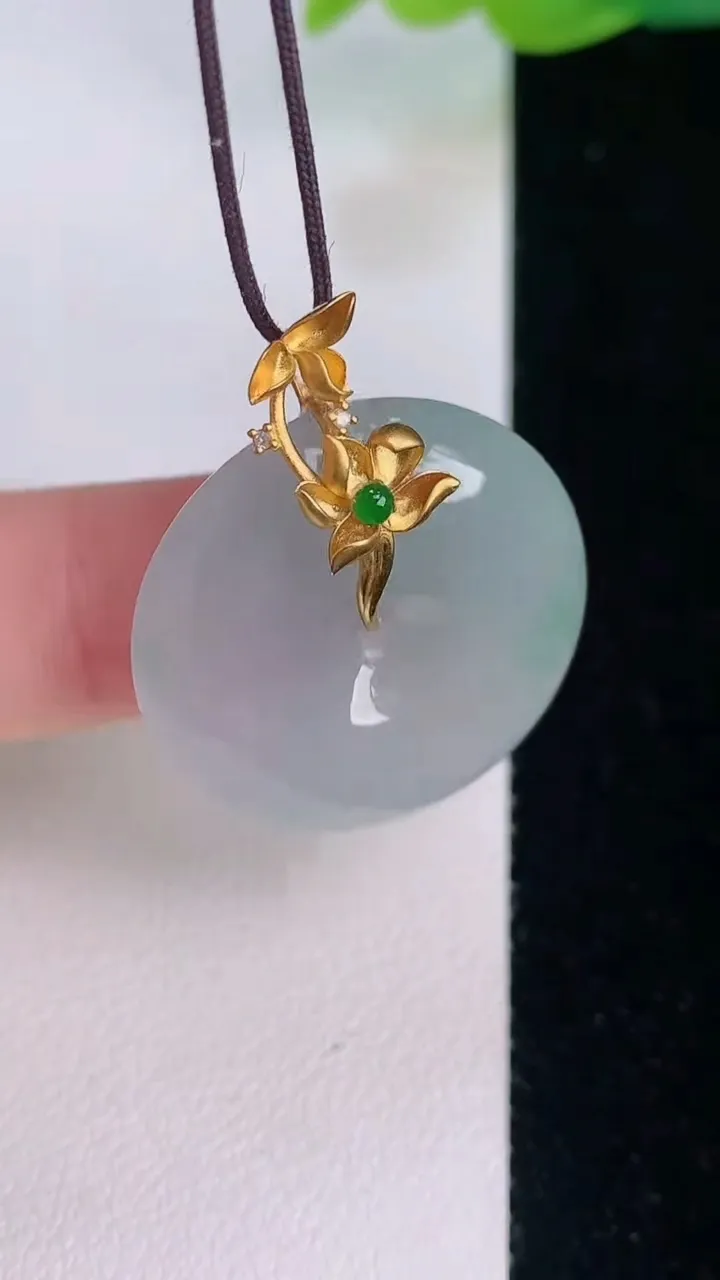 天然A货翡翠平安扣吊坠，尺寸25-6.3，重量:8.25g
7月30日