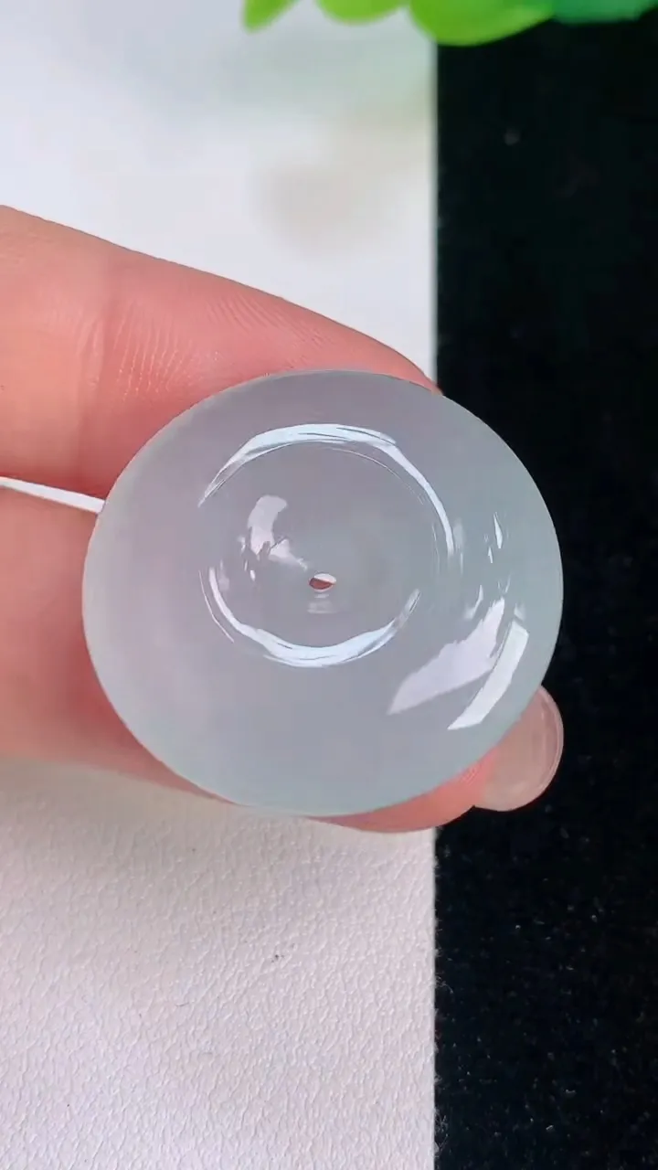 天然A货翡翠平安扣吊坠，尺寸26.6-6，重量:8.57g
7月30日
