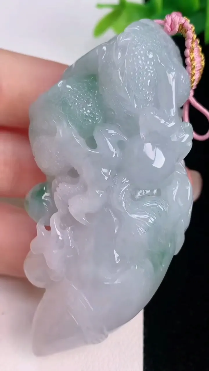 天然A货翡翠龙牌吊坠，尺寸73.7-42.4-18，重量:67.85g
7月30日