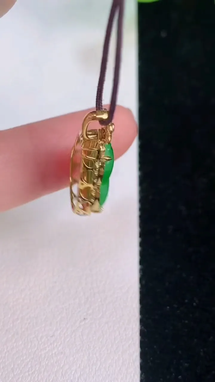 天然A货翡翠葫芦吊坠，尺寸21.2-12.6-5.8裸石13.8-10.5，重量:1.61g
7月30日