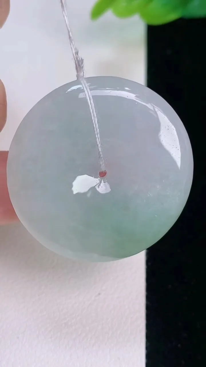 天然A货翡翠平安扣吊坠，尺寸34.6-6，重量:14.49g
7月30日
