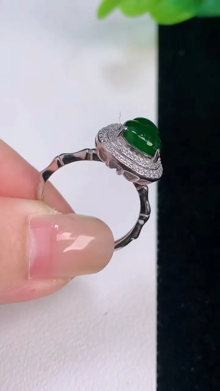 天然A货翡翠蛋面戒指，尺寸10-7.8，重量:3.14g2025年7月30日
工厂直销收藏佳品,种好水足，色泽均匀，有种有色，上手高大气！