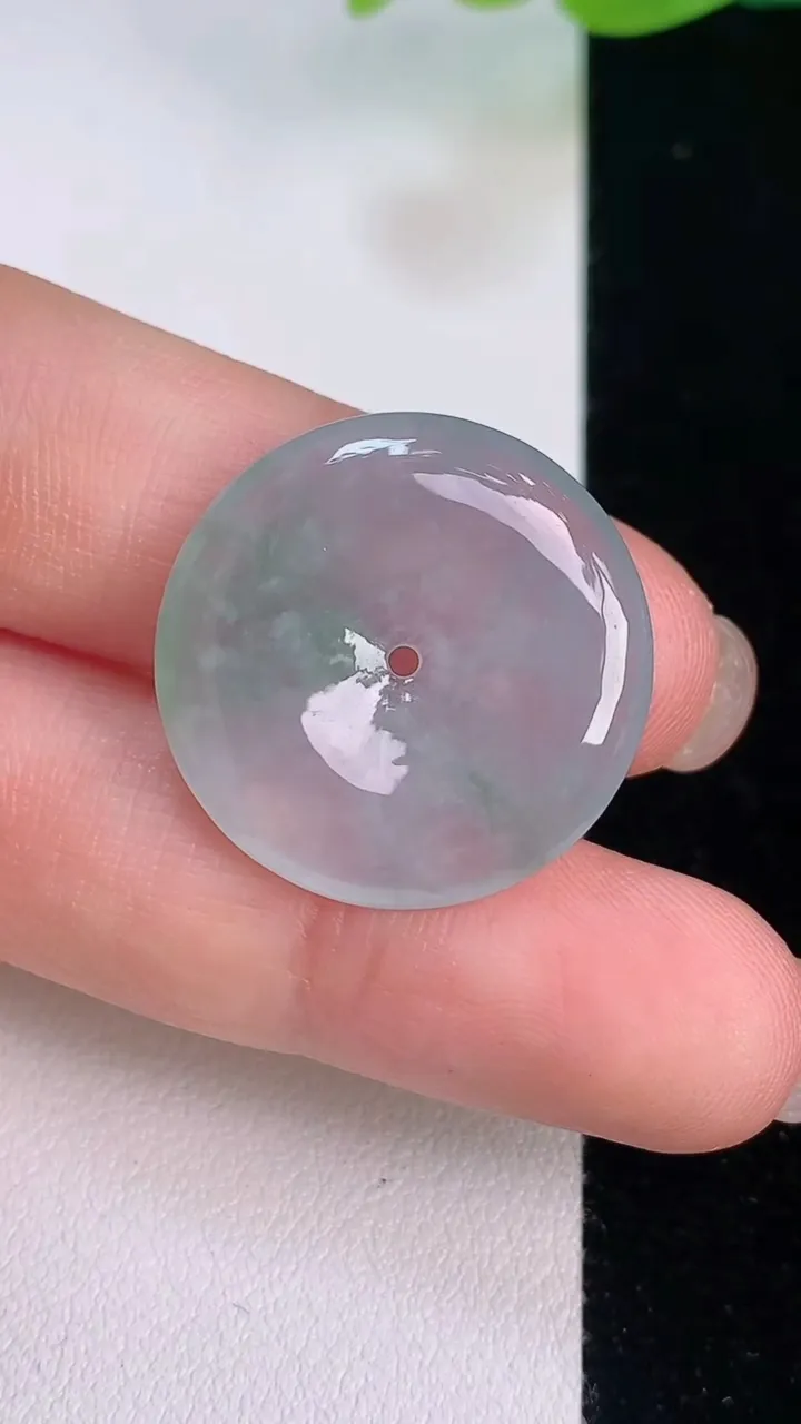 天然A货翡翠平安扣吊坠，尺寸22.8-4.4，重量:4.94g
7月30日