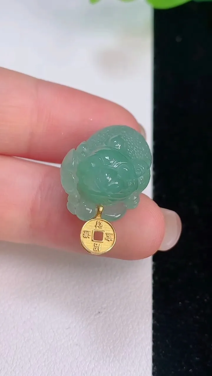 天然A货翡翠金蟾吊坠，尺寸21.3-15.2-12.2，重量:6.48g
7月30日