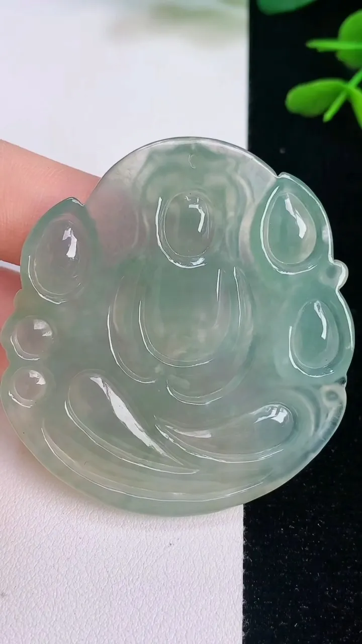 天然A货翡翠大势至观音菩萨吊坠，尺寸52.7-49.2-6，重:26.29g
7月30日