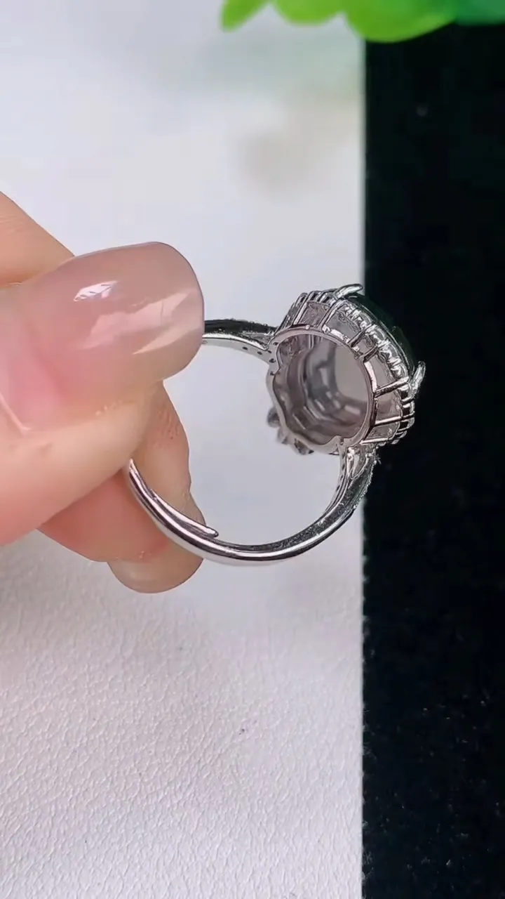 天然A货翡翠葫芦戒指，尺寸15-12，重量:3.12g2025年7月30日
工厂直销收藏佳品,种好水足，色泽均匀，有种有色，上手高大气！