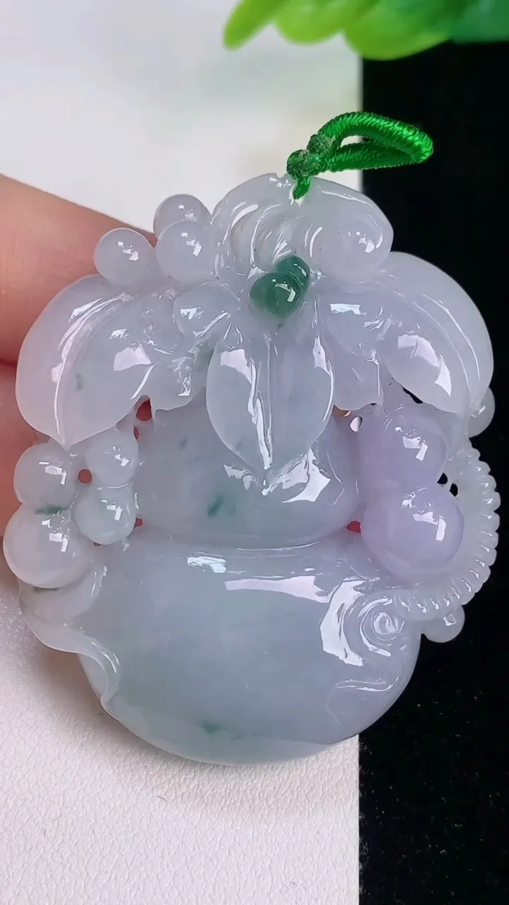 天然A货翡翠春带彩 飘花葫芦吊坠，尺寸51.2-42.4-10.4，重量:42.48g
7月30日