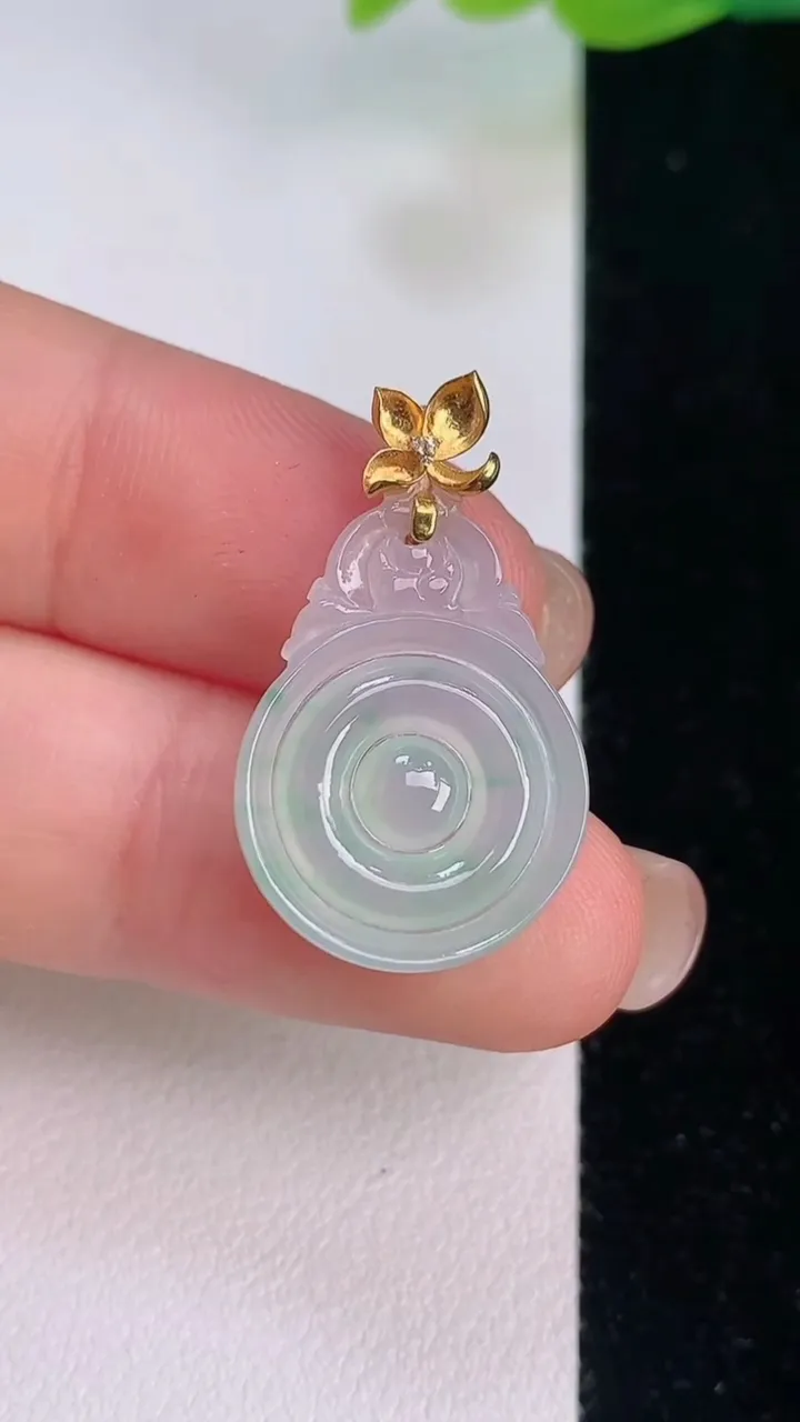 天然A货翡翠福贝吊坠，尺寸20.4-15.8-2.4，重量:1.50g
7月30日