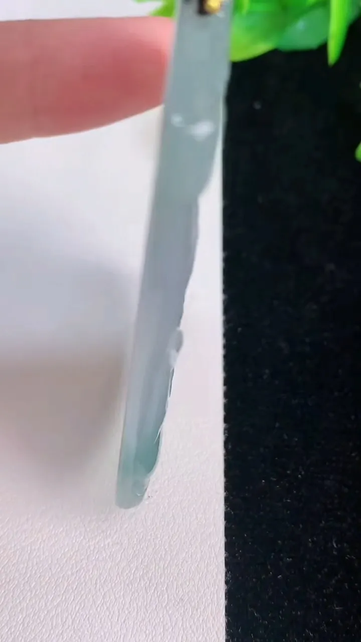 天然A货翡翠冰种飘花文殊菩萨吊坠，尺寸66-41.7-4.6，重量:36.59g
7月30日