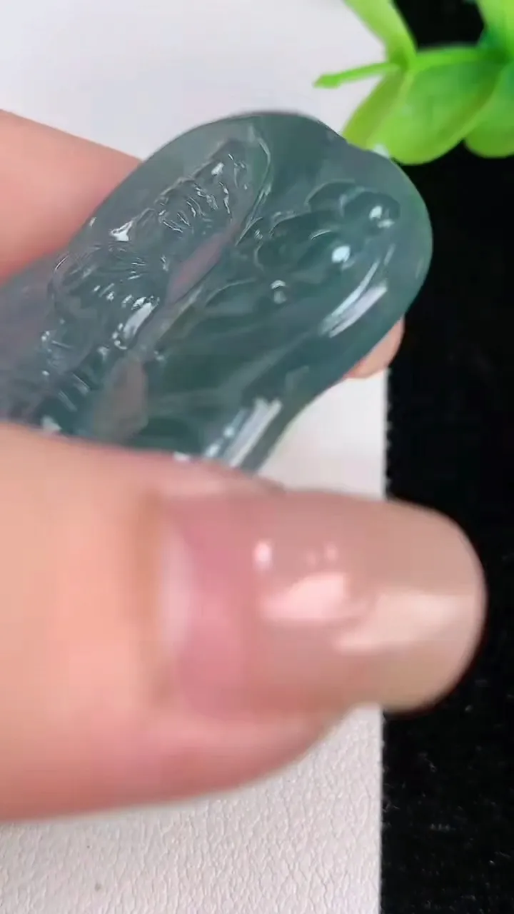 天然A货翡翠蓝水观音菩萨吊坠，尺寸50.3-35.8-5.7，重:20.67g
7月30日