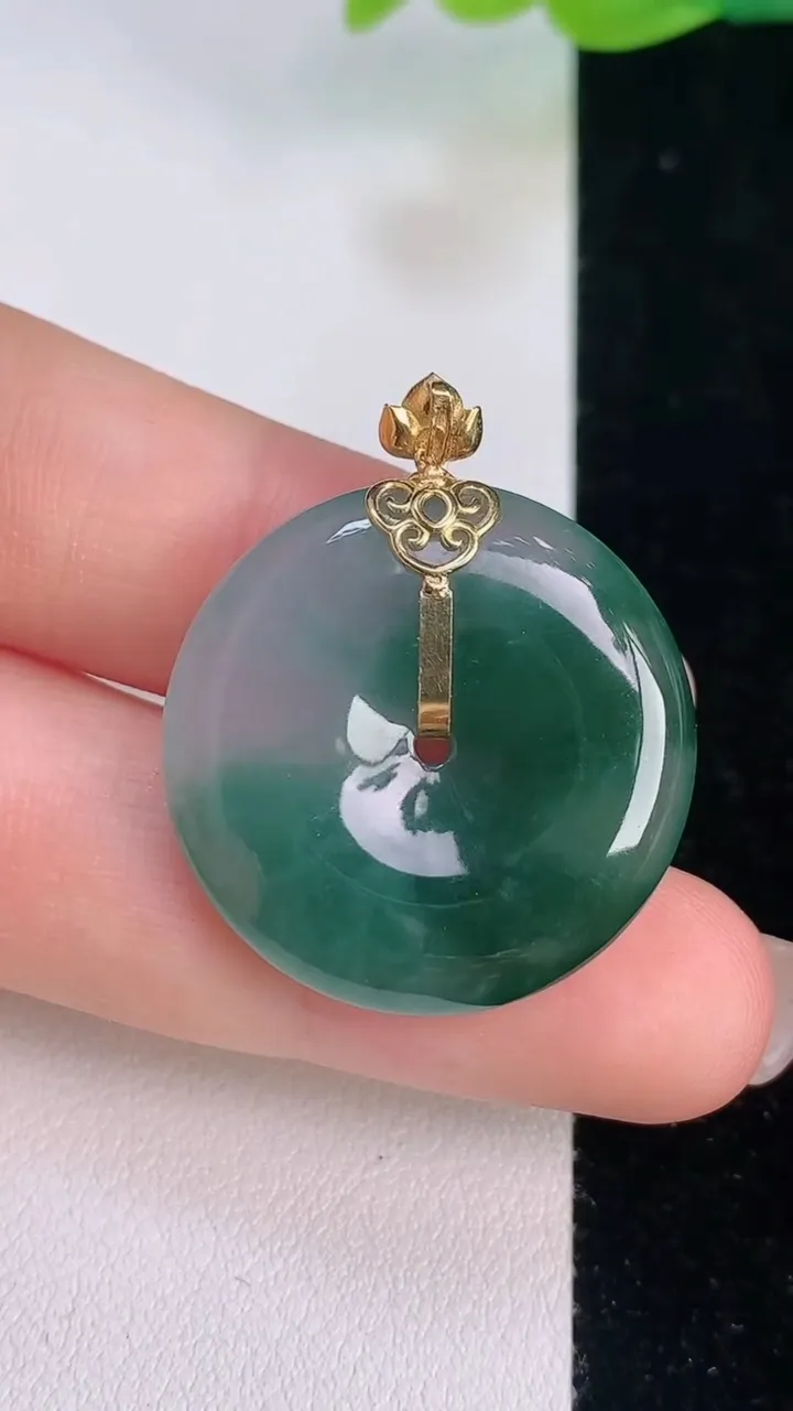 天然A货翡翠种飘花平安扣吊坠，尺寸25.8-5，重量:7.18g
7月30日