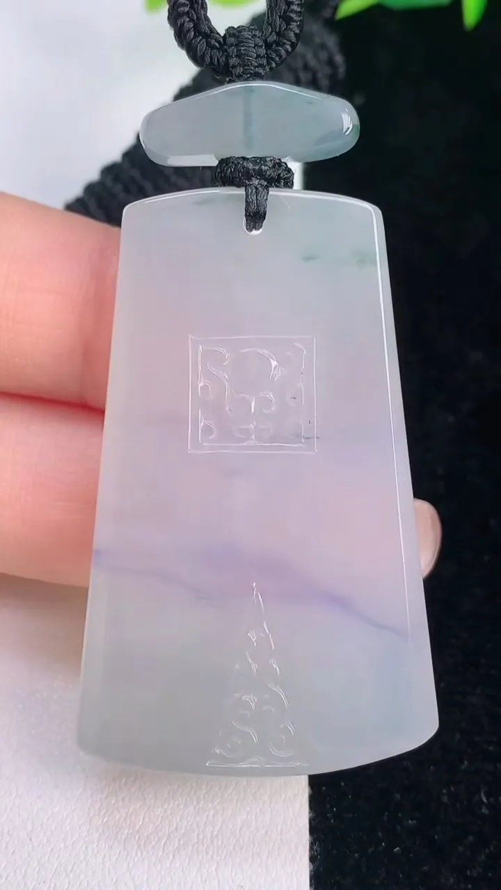 天然A货翡翠冰种紫罗兰仿古无事牌吊坠，尺寸47-27.7-5.5，重量:23.88g
7月30日