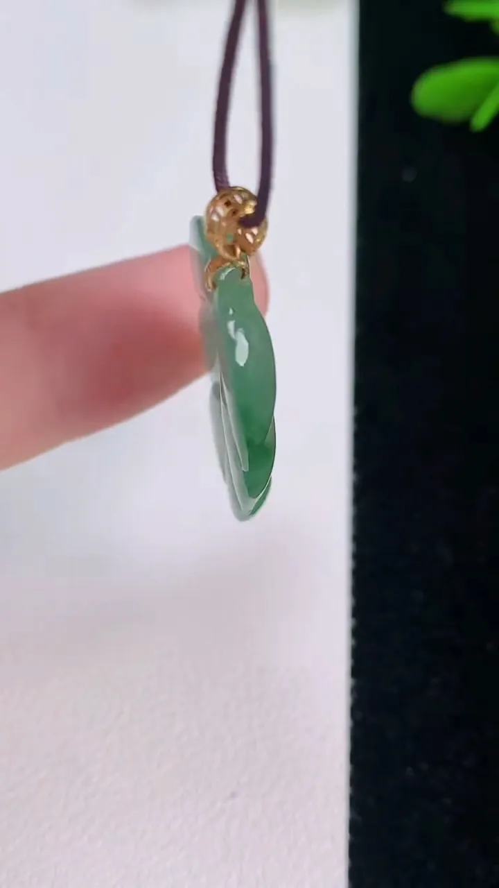 天然A货翡翠金枝玉叶 叶子吊坠，尺寸28.3-17-3.6，重:3.35g
7月30日