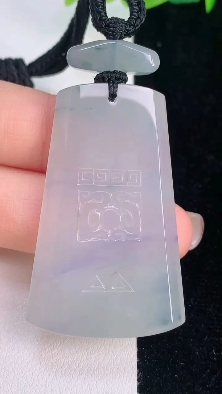 天然A货翡翠冰种紫罗兰仿古无事牌吊坠，尺寸47-27.7-5.5，重量:23.88g
7月30日
