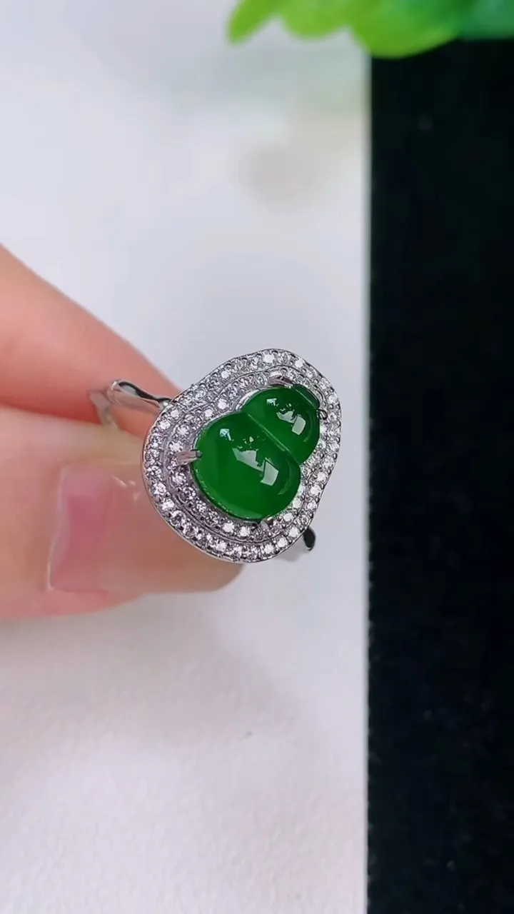 天然A货翡翠蛋面戒指，尺寸10-7.8，重量:3.14g2025年7月30日
工厂直销收藏佳品,种好