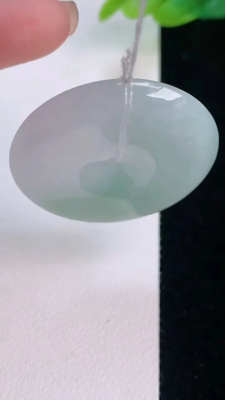 天然A货翡翠平安扣吊坠，尺寸34.6-6，重量:14.49g
7月30日