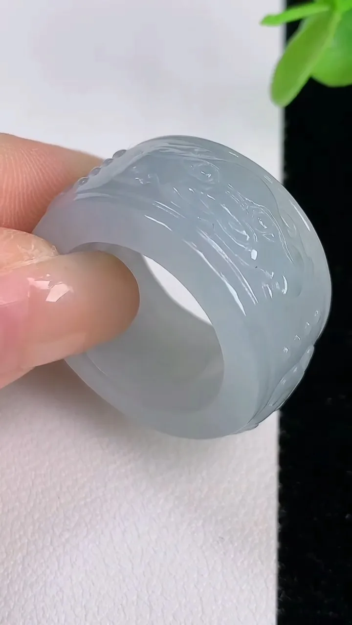 天然A货翡翠龙扳指 戒指，尺寸19-13.6-6.1，重:15.50g2025年7月30日
工厂直销收藏佳品,种好水足，色泽均匀，有种有色，上手高大气！