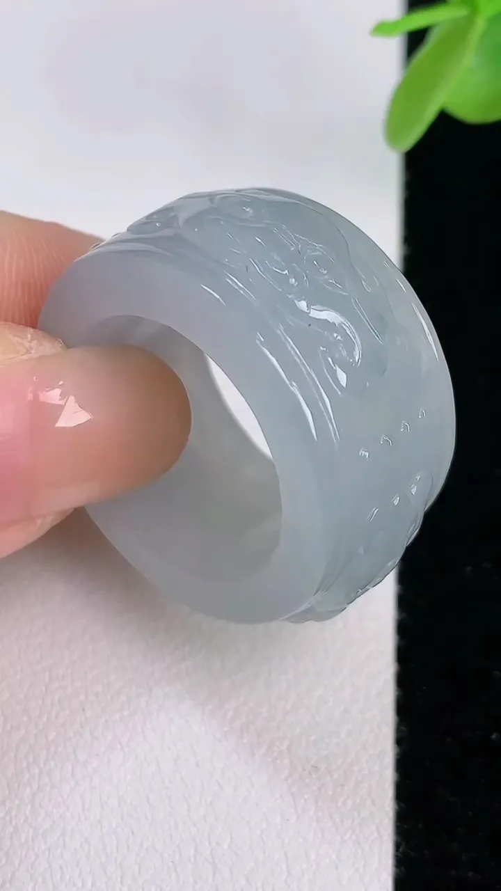 天然A货翡翠龙扳指 戒指，尺寸19-13.6-6.1，重:15.50g2025年7月30日
工厂直销收藏佳品,种好水足，色泽均匀，有种有色，上手高大气！