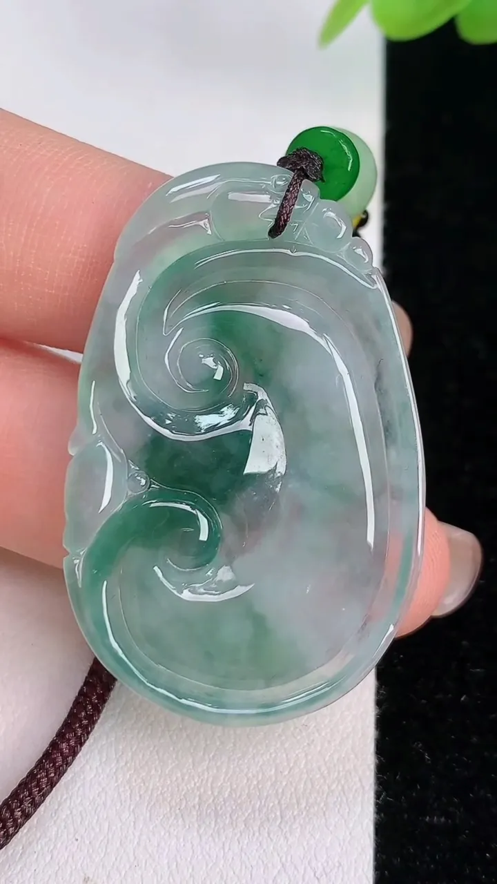天然A货翡翠冰种飘花如意吊坠，尺寸42.2-27.2-3.6，重:7.86g
7月30日