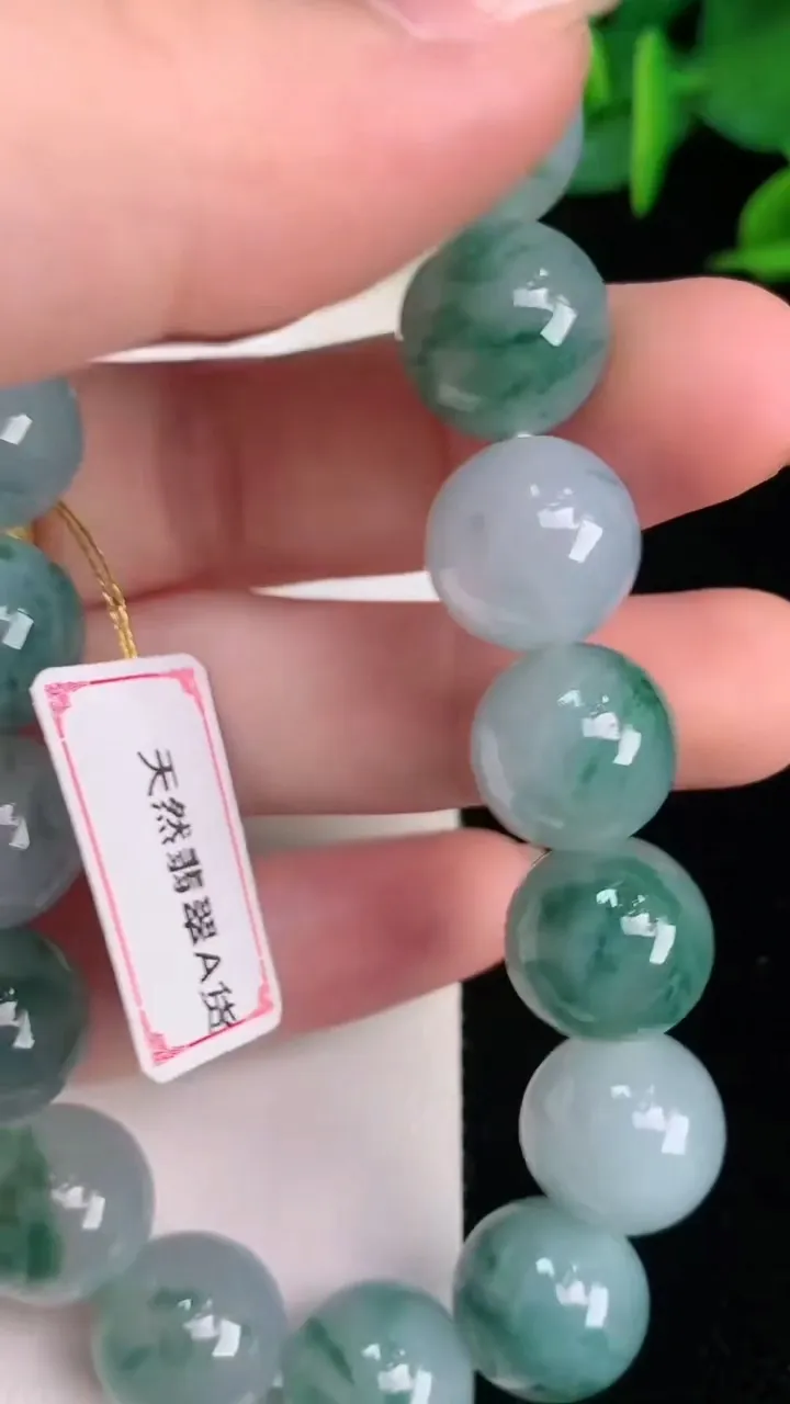 天然A货翡翠种飘花圆珠手串17颗，尺寸12.4，重量:56.79g7月30日
工厂直销收藏佳品,种好水足，色泽均匀，有种有色，上手高大气！