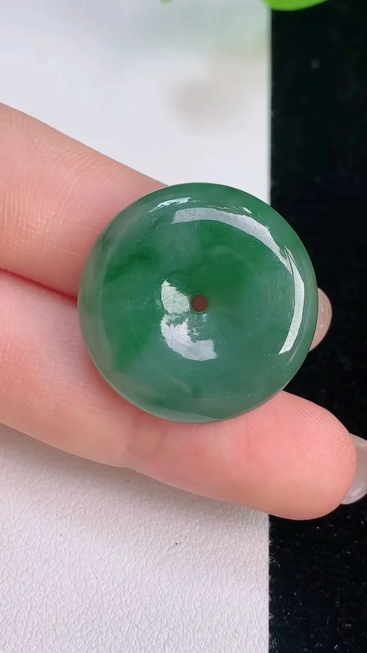天然A货翡翠平安扣吊坠，尺寸24.5-4.5，重量:7.35g
7月30日