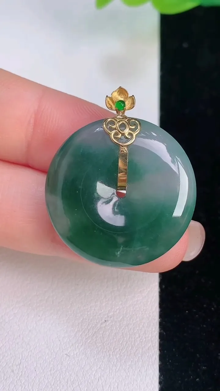 天然A货翡翠种飘花平安扣吊坠，尺寸25.8-5，重量:7.18g
7月30日