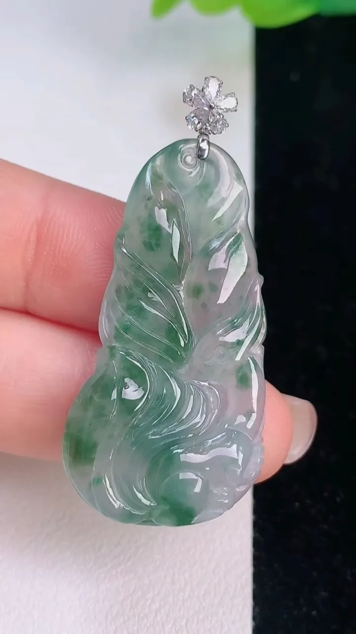 天然A货翡翠种飘花九尾狐吊坠，尺寸40-21.3-5，重量:6.96g
7月30日