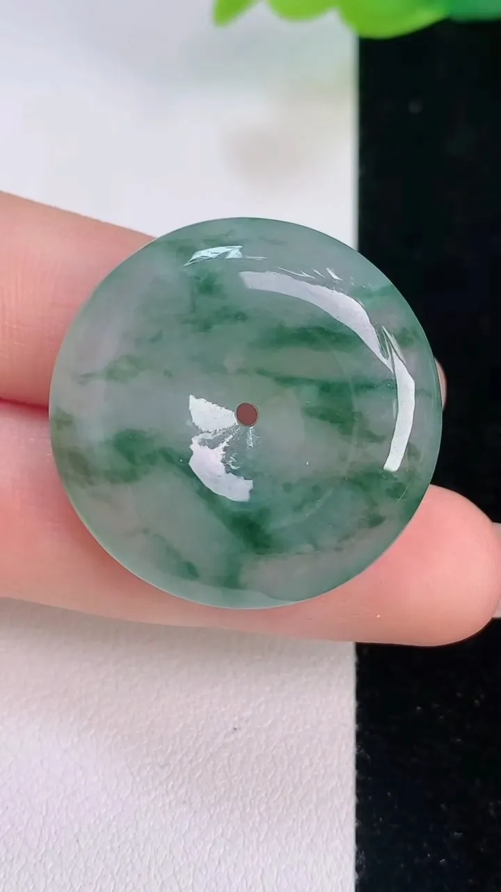 天然A货翡翠冰种飘花平安扣吊坠，尺寸29.5-6.8，重量:11.98g
7月30日