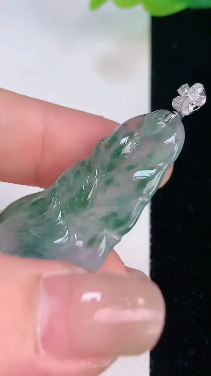 天然A货翡翠种飘花九尾狐吊坠，尺寸40-21.3-5，重量:6.96g
7月30日