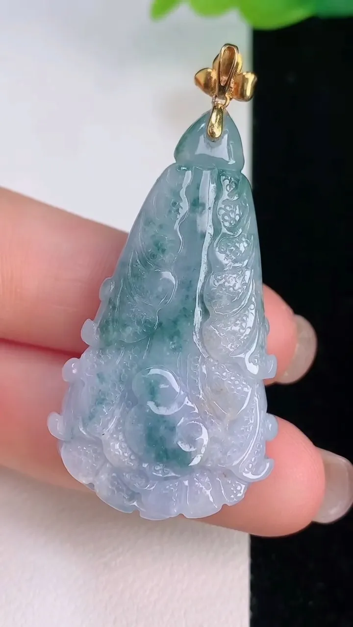 天然A货翡翠18k金紫罗兰飘花白菜吊坠，尺寸42.4-23-11.2，重量:14.77g
7月30日