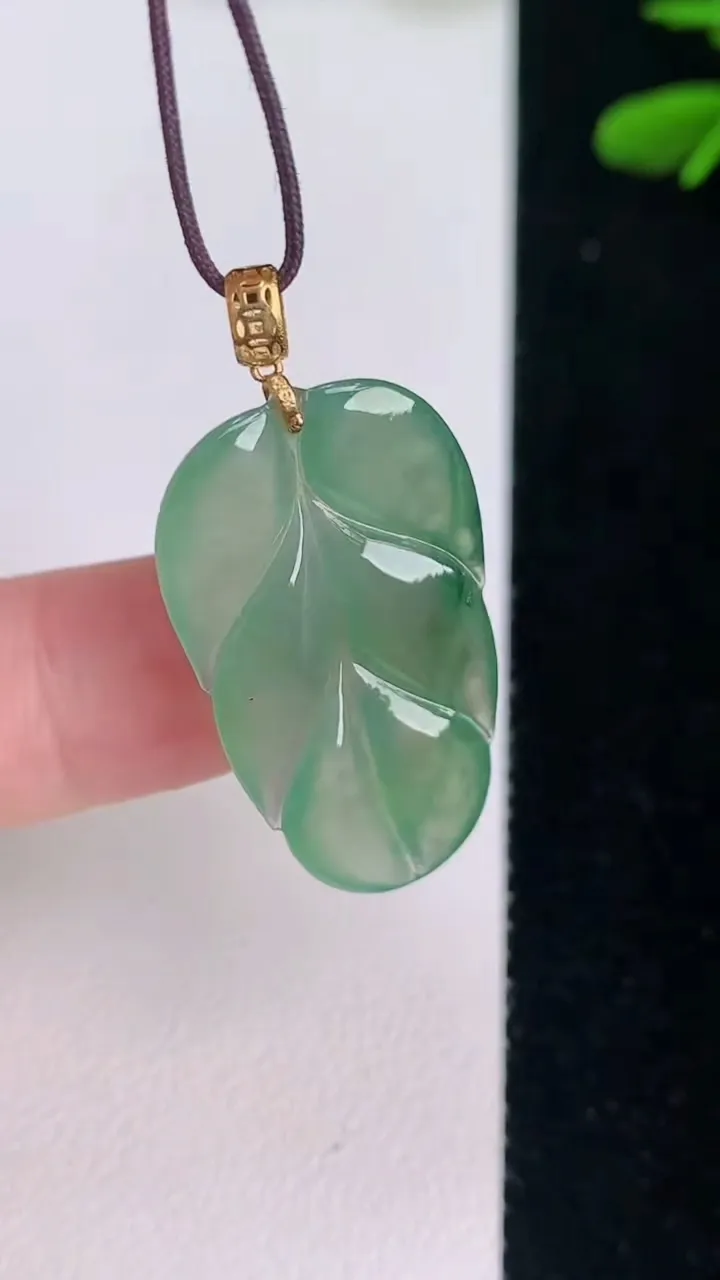 天然A货翡翠金枝玉叶 叶子吊坠，尺寸28.3-17-3.6，重:3.35g
7月30日