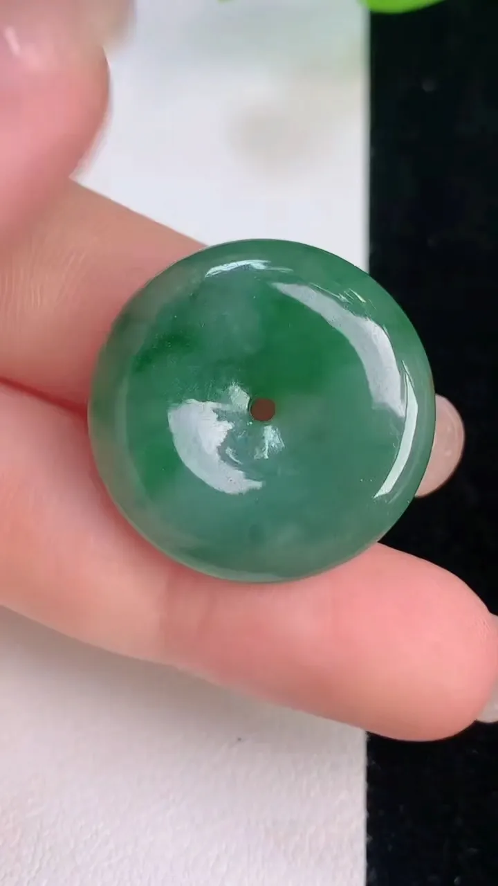 天然A货翡翠平安扣吊坠，尺寸24.5-4.5，重量:7.35g
7月30日