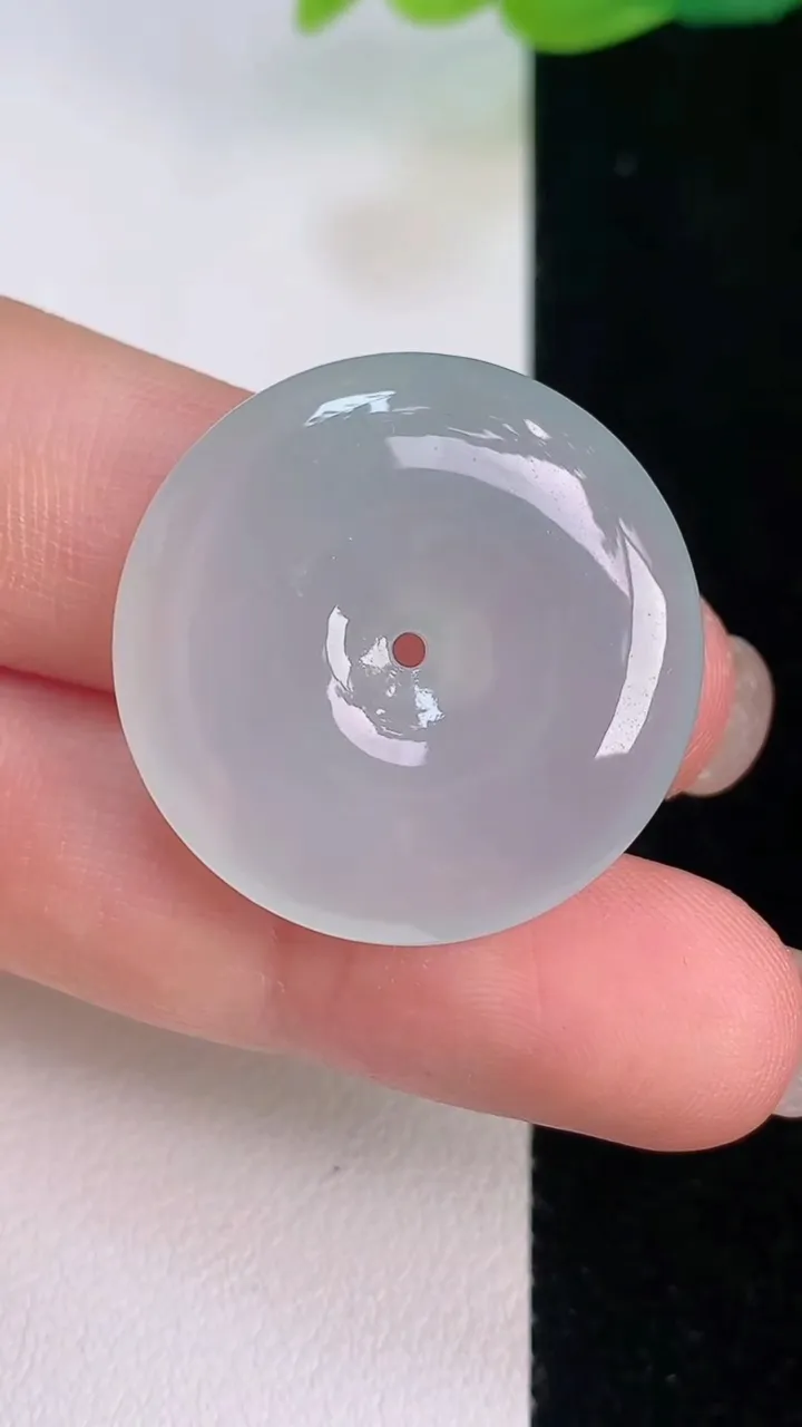 天然A货翡翠平安扣吊坠，尺寸26.6-6，重量:8.57g
7月30日