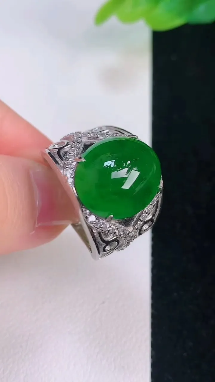 天然A货翡翠蛋面戒指，尺寸17.4-13，重量:8.92g2025年7月30日
工厂直销收藏佳品,种好水足，色泽均匀，有种有色，上手高大气！