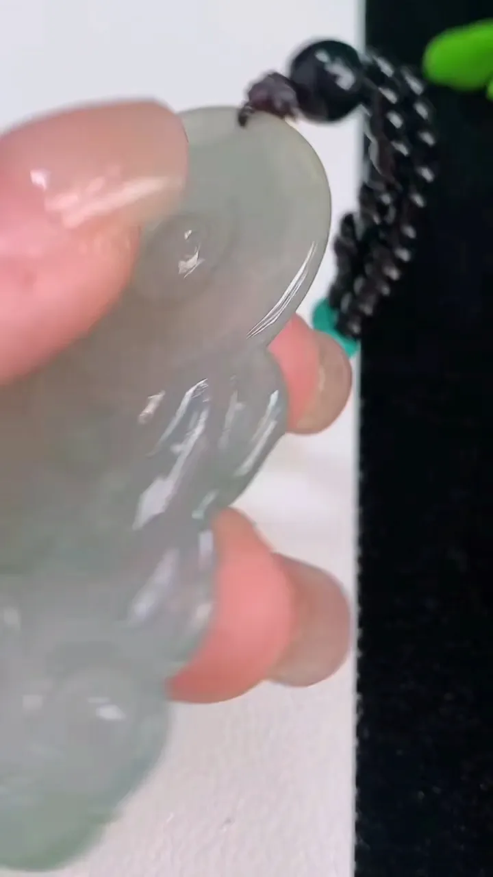 天然A货翡翠度母观音菩萨吊坠，尺寸55-33-5.2，重:15.10g
7月30日