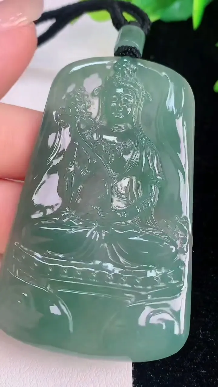 天然A货翡翠大势至观音菩萨吊坠，尺寸63.2-38-5.7，重量:33.75g
7月30日