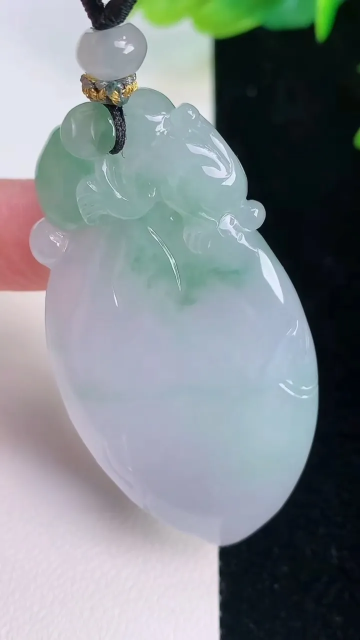 天然A货翡翠灵猴献瑞 福瓜吊坠，尺寸51.3-29.4-10.8，重量:36.36g
7月30日
