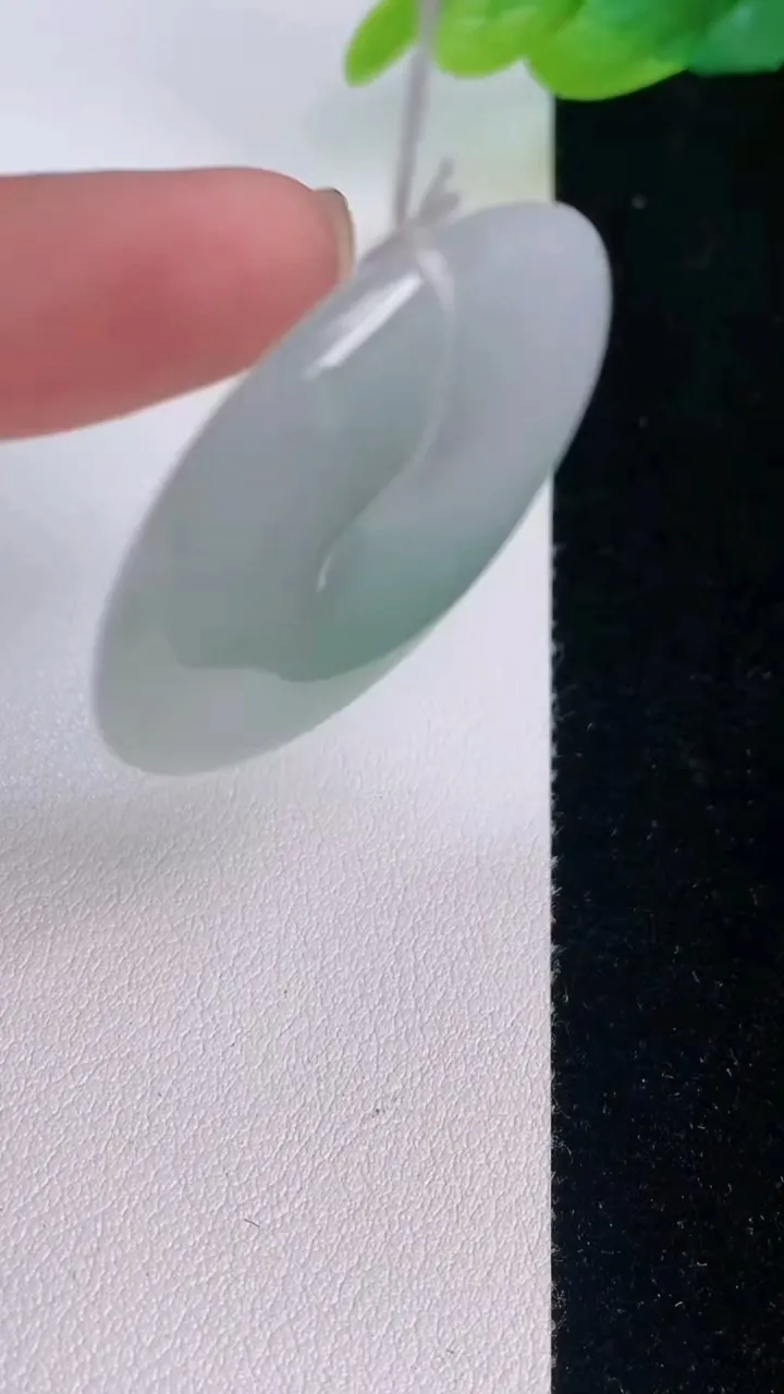 天然A货翡翠平安扣吊坠，尺寸34.6-6，重量:14.49g
7月30日