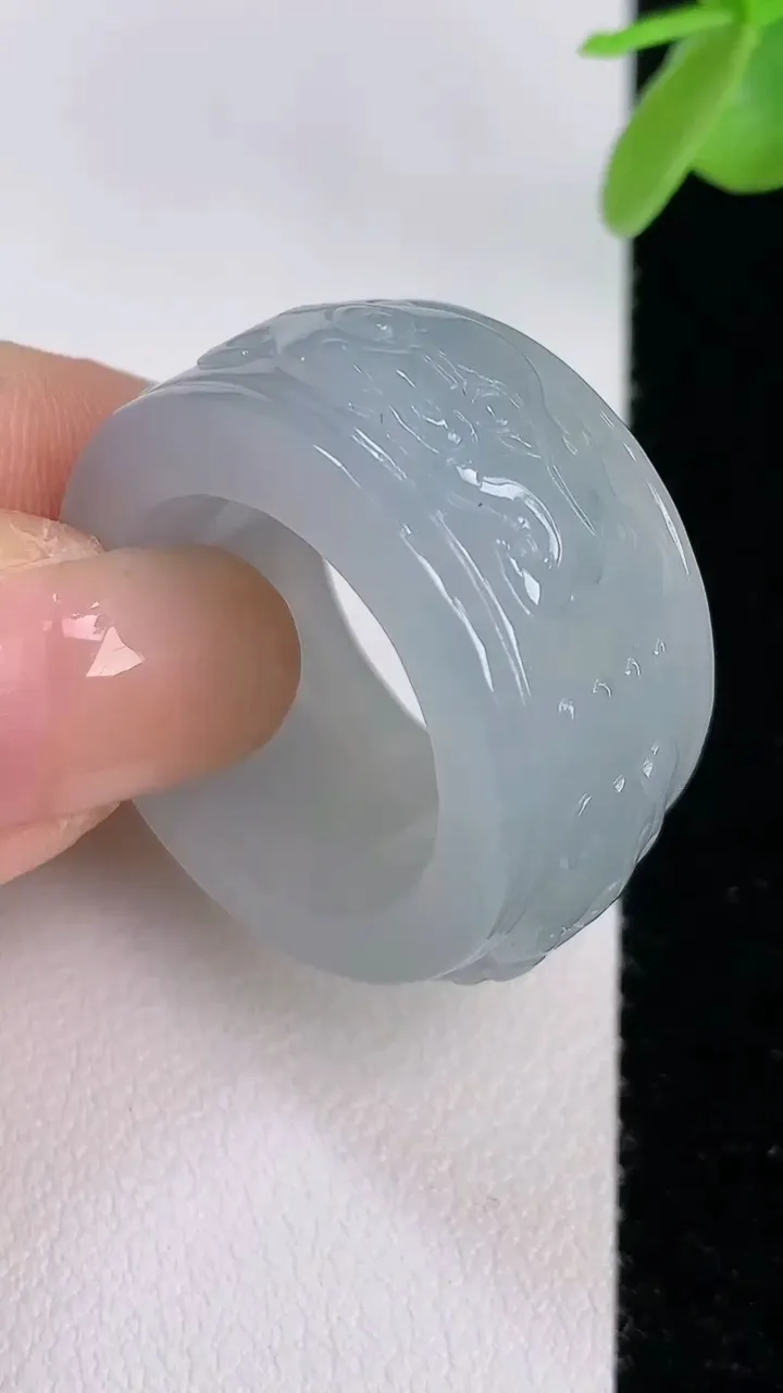天然A货翡翠龙扳指 戒指，尺寸19-13.6-6.1，重:15.50g2025年7月30日
工厂直销