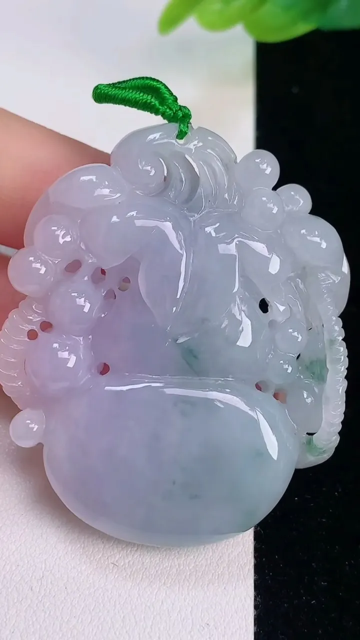 天然A货翡翠春带彩 飘花葫芦吊坠，尺寸51.2-42.4-10.4，重量:42.48g
7月30日