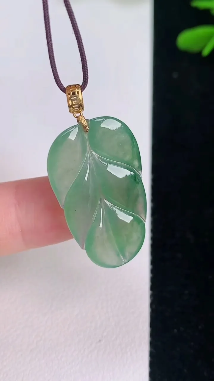 天然A货翡翠金枝玉叶 叶子吊坠，尺寸28.3-17-3.6，重:3.35g
7月30日