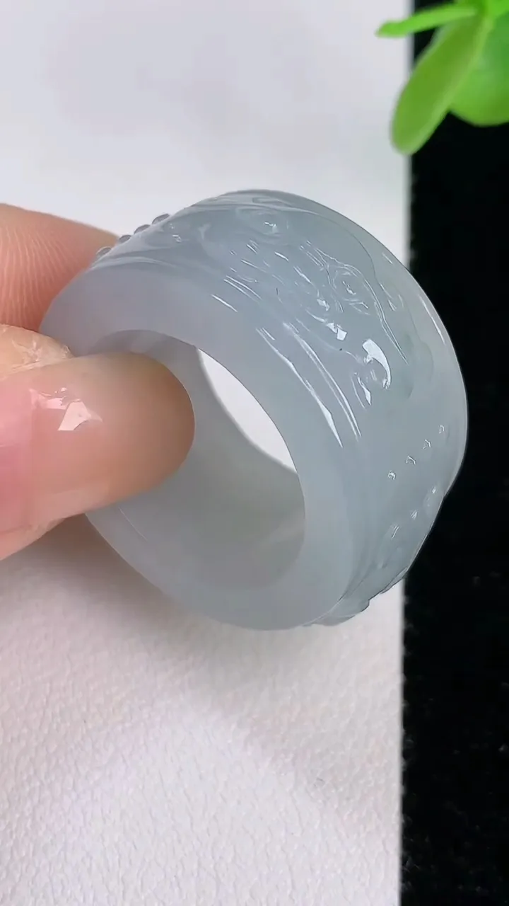 天然A货翡翠龙扳指 戒指，尺寸19-13.6-6.1，重:15.50g2025年7月30日
工厂直销