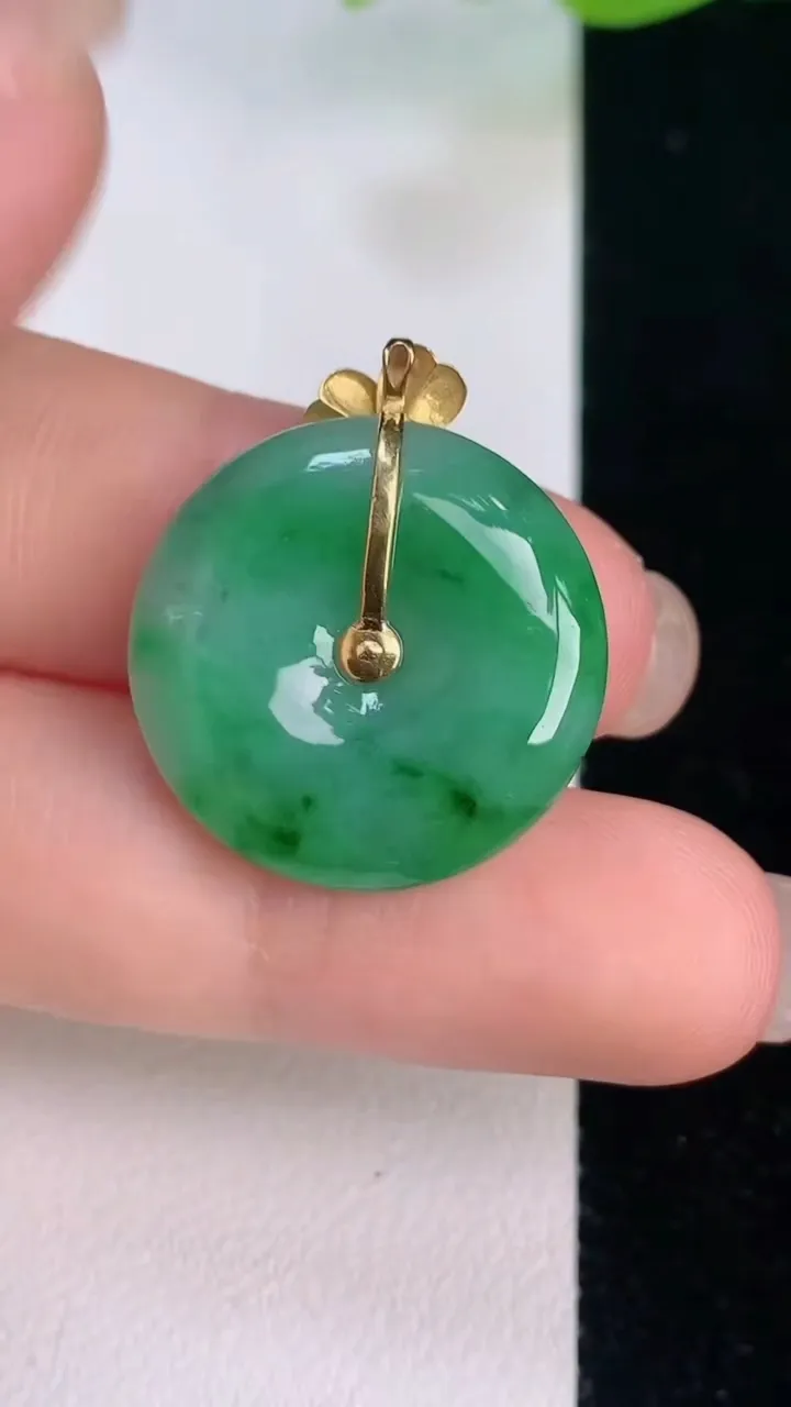 天然A货翡翠平安扣吊坠，尺寸21.3-5.3，重量:5.19g
7月30日