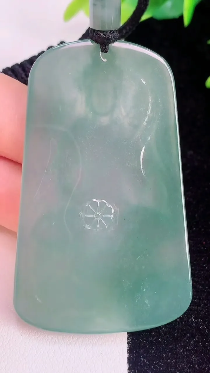天然A货翡翠大势至观音菩萨吊坠，尺寸63.2-38-5.7，重量:33.75g
7月30日