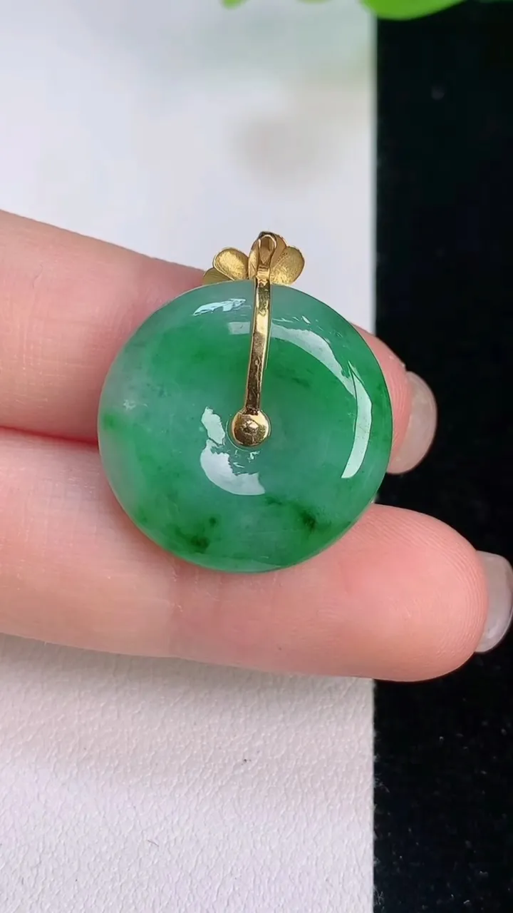 天然A货翡翠平安扣吊坠，尺寸21.3-5.3，重量:5.19g
7月30日